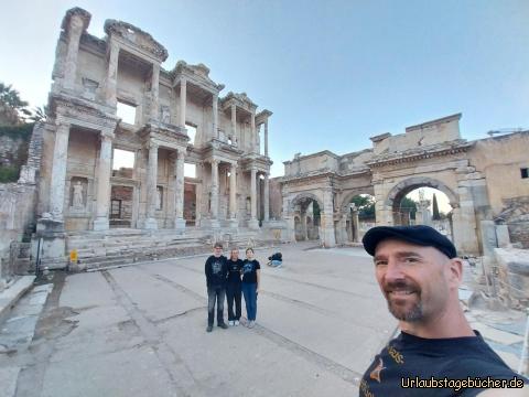 wir vor der Celsus-Bibliothek: vor der Celsus-Bibliothek in Ephesos