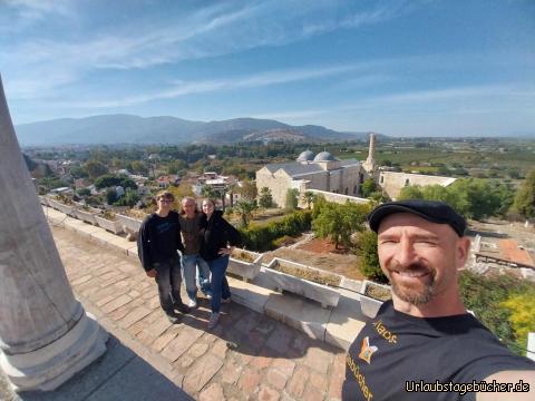 wir in der St. John Basilika: von der byzantinischen St. John Basilika aus
haben wir einen tollen Blick auf die lsa Bey Camii Moschee
(und direkt über Viktor sieht man sogar 
die letzte verbliebene Säule vom Tempel der Artemis,
eines der sieben antiken Weltwunder)