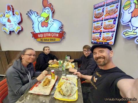 wir bei Chickenella: lecker Abendessen bei Chickenella in Salihli