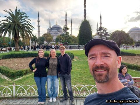 wir vor der Blauen Moschee: vom Sultan Ahmet Parkı haben wir
einen recht guten Blick auf die Blaue Moschee