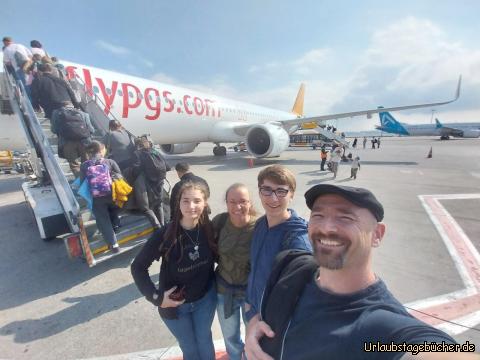 wir vor unserem Flieger : vor unserem Flieger auf dem Istanbuler Flughafen 