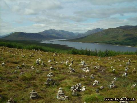 Loch Loyne: die Steinskulpturen am Loch Loyne
