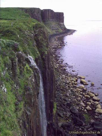 Kilt Rock: der Mealt Wasserfall stürzt die 55 Meter hohen Klippen des Kilt Rock hinab