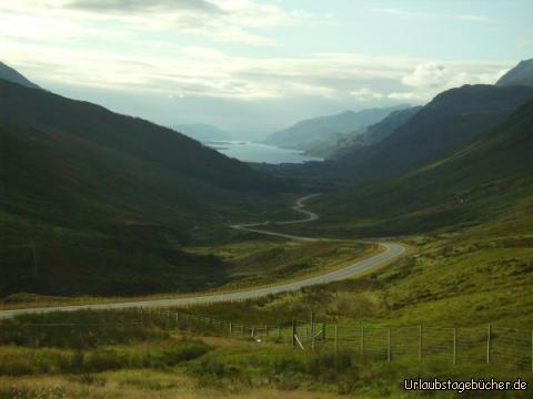 Loch Maree: der Glen Docherty Burn führt uns zum Loch Maree (im Hintergrund)