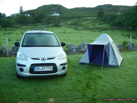 Zeltplatz: unser vom Morgentau benetztes Zelt (und Auto)
auf dem Gairloch Holiday Park Caravan und Camping