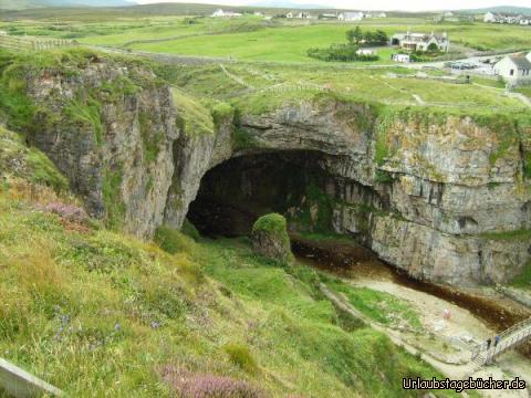 Smoo Cave: der 15 m hohe Eingang in die Smoo Cave,
einer 60 m langen und 40 m breiten Höhle an der Nordküste der schottischen Highlands