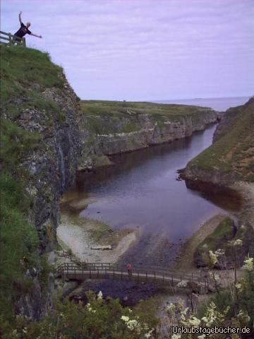 Geodha Smoo: Eno über dem Eingang der Smoo Cave
und vor dem etwa 800 m langen Fjord Geodha Smoo