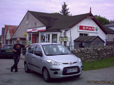 Tankstelle: Tankstopp an der Zapfsäule vor dem Spar in Tongue
(ach ja, und Eno mit unserem Auto)