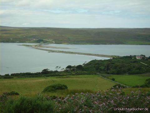 Causeway: ein Blick zurück auf den 3,8 km langen Kyle of Tongue Causeway
(mit integrierter Insel Tongue Island und einer 183 m langen Brücke),
mit dessen Hilfe wir den Kyle of Tongue überqueren