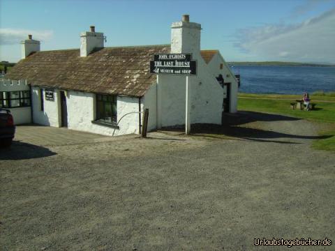 Last House: ich sitze hier neben dem Last House, dem letzten Haus Großbritanniens,
direkt neben dem Fähranleger von John o' Groats zu den Orkney Inseln (hinter mir)