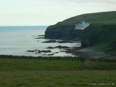 Dunbeath Castle: malerisch liegt das noch heute bewohnte Dunbeath Castle an der schottischen Küste
(Baubeginn war im 15. Jahrhundert)