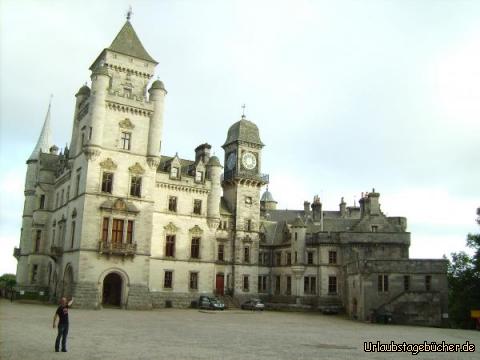 Eno vorm Dunrobin Castle: Eno vor dem Dunrobin Castle,
dem größte Wohngebäude in den nördlichen Highlands