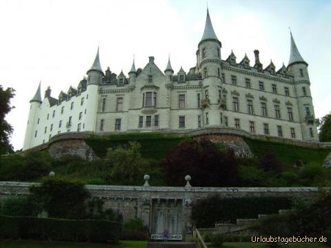 Katy vorm Dunrobin Castle: ich auf einer Bank im Garten des Dunrobin Castle