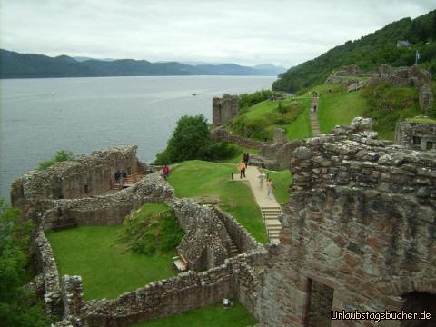 Urquhart Castle vom Tower: ein Blick vom recht gut erhaltenen Tower house über Loch Ness und Urquhart Castle