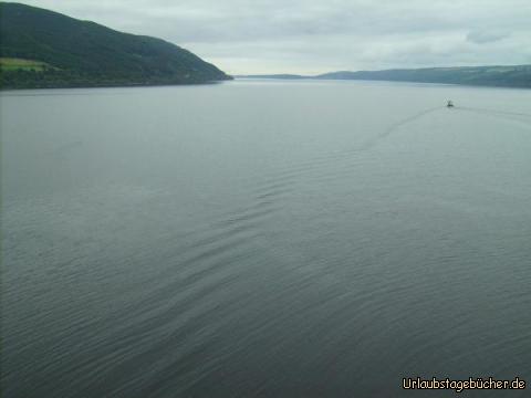Loch Ness vom Tower: ein Blick über Loch Ness vom Tower house des Urquhart Castle aus
(und einer unserer Versuche, Nessie "zufällig" zu knipsen)