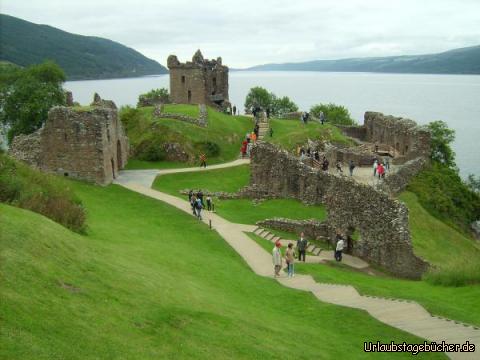 Urquhart Castle innen: das Urquhart Castle vom "upper bailey" aus gesehen,
dem ältesten und höchsten Teil der Anlage