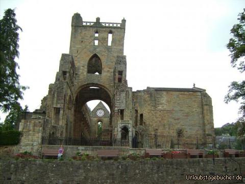 Katy vor Jedburgh Abbey: ich vor den Überresten der Jedburgh Abbey
(gegründet im 12. Jahrhundert)