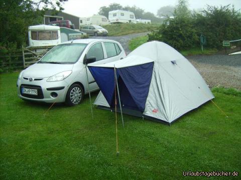 Zeltplatz: unser Auto und unser Zelt auf dem Zeltplatz Hadrian’s Wall Camping