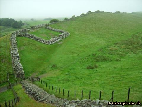 Cawfields Crag: der Hadrianswall mit dem Meilenkastell Cawfields Crag,
eines der bekanntesten Bauwerken am Hadrianswall