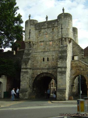 Bootham Bar: eines der vier Stadttore (gatehouses oder "bars") von York,
das Bootham Bar, dessen Geschichte bis ins 11. Jh. zurück reicht