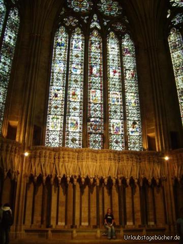York Minster Fenster: ich sitze im Kapitelhaus des York Minster
unter einem der weltberühmten Fenster
(bis 17 m hoch und damit die größten Kirchenfenster Englands)