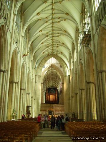 York Minster Mittelschiff: das Mittelschiff des York Minster ist 30 m hoch und 15 m breit
und im Hintergrund sieht man die Orgel (mit 84 Register)