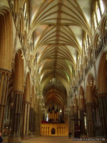 Lincoln Cathedral Mittelschiff: das Mittelschiff der Kathedrale von Lincoln
und die Chorschranke mit Orgel (64 Register)