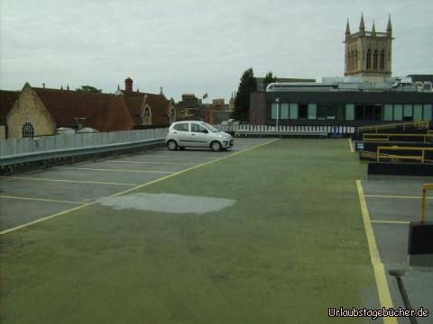 Parkhaus: unser Auto auf dem Dach des Parkhauses in Cambridge
(im Hintergrund sieht man den Turm der St John’s College Chapel)