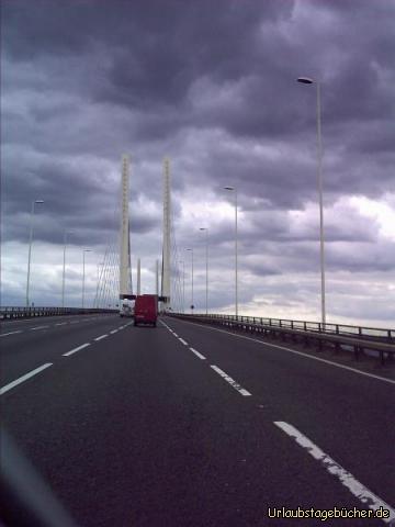 Queen Elizabeth II Bridge: wir befahren die Queen Elizabeth II Bridge,
eine 137 Meter hohe und 812 Meter lange Brücke über die Themse