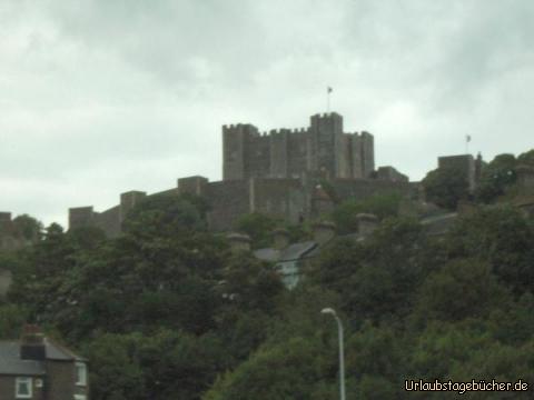 Dover Castle: das als "Schlüssel zu England" bezeichnete Dover Castle hoch über Dover
sehen wir nur im Vorbeifahren
