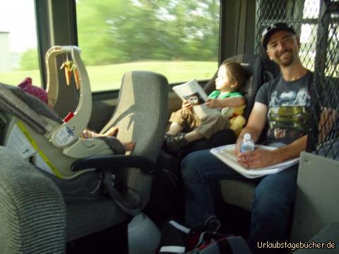 im MOX: auf unserer Fahrt im MOX (Flughafenshuttle) von Columbia (MO) nach St. Louis
v.r.n.l.: Papa (Eno), Viktor und ich (kaum zu sehen in meiner Babyschale)
Mama (Katy) macht das Foto