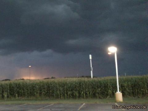 Unwetter: Indiana begrüßt uns mit einem schrecklichen Unwetter
(dieses Foto nimmt Papa während einer kurzen Pinkelpause auf,
noch bevor wir in das Unwetter hinein fahren)
