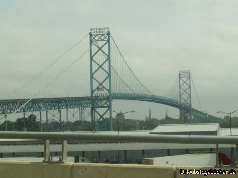 Ambassador Bridge: die Ambassador Bridge über den Detroit River (hier während wir auffahren)
wurde im Jahr 1931 fertiggestellt, hat eine Spannweite von 564 m
und ist der belebteste Grenzübergang zwischen den USA und Kanada