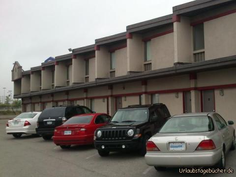 Canadas Best Value Inn: unser Jeep parkt direkt vor der Tür unseres Zimmers
im Canadas Best Value Inn von Toronto