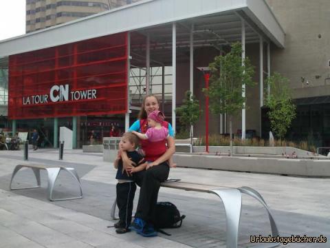 CN Tower Familienfoto: Mama (Katy), Viktor und ich vor dem Eingang zum CN Tower