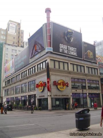 Hard Rock Cafe Toronto: unser Jeep (links) vor dem Hard Rock Cafe in Toronto