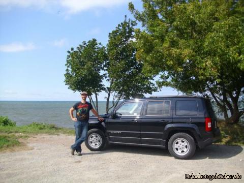 Ontariosee: Papa (Eno) und unser Jeep vor dem Ontariosee,
dem flächenmäßig kleinsten der fünf Großen Seen Nordamerikas