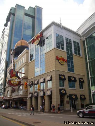 Hard Rock Cafe Niagara Falls: vom Hard Rock Cafe im kanadischen Niagara Falls aus kann man
(jedenfalls aus den oberen Etagen) direkt auf die Niagarafälle blicken