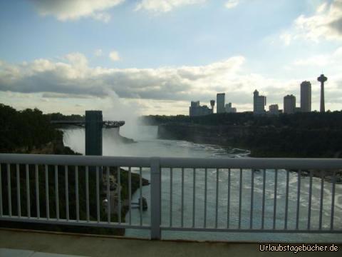 Niagara Falls Skyline: während wir für die Grenzkontrolle auf der Rainbow Bridge anstehen,
haben wir noch einmal einen tollen Blick auf die Niagarafälle
und die Skyline von Niagara Falls (Ontario)