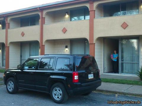 Americas Best Value Inn: unser Jeep parkt direkt vor der Verandatür unseres Zimmers 
im Americas Best Value Inn von Niagara Falls (New York)
in der Mama (Katy) mit mir auf dem Arm gerade steht 
