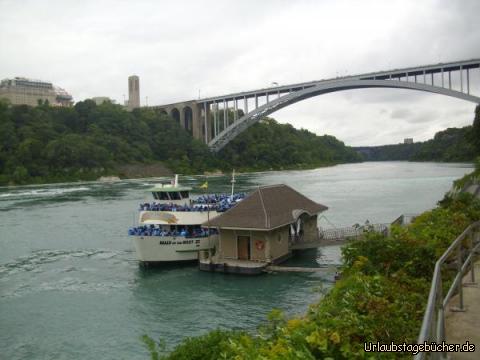 Boot: die "Maid of the Mist", mit der wir in die Gischt der Niagarafälle gefahren sind,
an der Anlegestelle auf US-amerikanischer Seite und vor der Rainbow Bridge