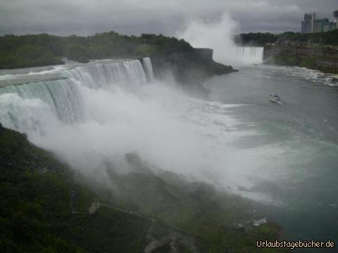 Niagara Falls Observation Tower: die Niagarafälle vom Niagara Falls Observation Tower aus gesehen
(links vorn der US-amerikanische und hinten der kanadische Teil,
das Boot ist die "Maid of the Mist")