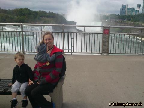 Bankbild: Viktor, Mama (Katy) und ich vor den Niagarafällen