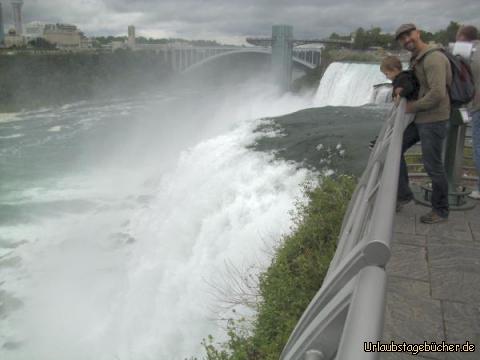 Luna Island: Viktor und Papa (Eno) auf Luna Island am US-amerikanischen Teil der Niagarafälle
(und vor dem Niagara Falls Observation Tower und der Rainbow Bridge im Hintergrund)