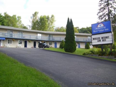 Americas Best Value Inn: unser Jeep direkt vor der (offenen) Tür unseres Motelzimmers
des Americas Best Value Inn in Lee (Massachusetts)