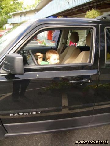 neuer Fahrer: Viktor ist heute der erste im Auto und wählt sich seinen Sitzplatz selbst
(aber Papa lässt ihn dann doch nicht fahren,
weil er nicht gleichzeitig übern Lenker gucken und auf die Pedale treten kann)