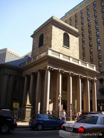 King's Chapel: die King's Chapel in Boston war 1686 die erste anglikanische Kirche Neuenglands
(damals noch aus Holz, seit 1749 in ihrer heutigen Form aus Stein)
und besitzt mit dem King’s Chapel Burying Ground den älteste Friedhof Bostons