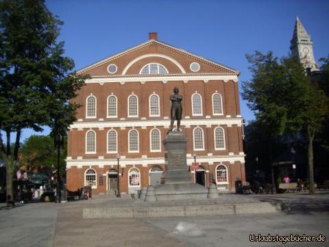 Faneuil Hall: die 1742 erbaute ehemalig Markthalle Faneuil Hall (heutige Form seit 1806)
mit der Statue von Samuel Adams (einem der Gründerväter der USA)