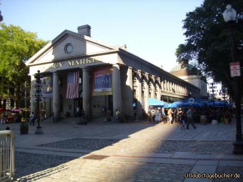 Quincy Market: der direkt neben der Faneuil Hall gelegene Quincy Market aus dem Jahre 1825
wurde errichtet, als die Kapazität der Faneuil Hall nicht mehr ausreichte
(übrigens, die rote Linie auf dem Boden im Vordergrund ist der Freedom Trail)