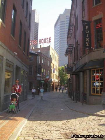 Union Oyster House: Papa (Eno) mit mir im Tuch und Viktor im Wagen
auf dem Freedom Trail in der Marshall Street,
wo sich (im Bild ganz hinten links) das Union Oyster House,
das älteste Restaurant der USA (seit 1826), befindet